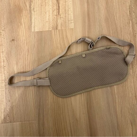 Victorinox Belt Bag with Zipper Pockets - Picture 4 of 6